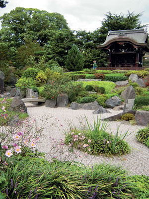 Perinteinen japanilainen maisemapuutarha rakennettiin temppelikukkulan rinteille vuonna 1996.   