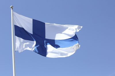 Liputus ja Suomen lippu salkoon: tee lipun nosto ja lasku näiden ohjeiden mukaisesti.