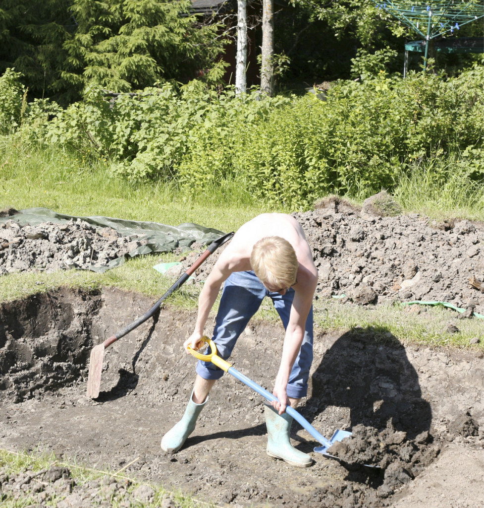 Kasvihuonetta leveämmän ja pidemmän noin 80 cm syvän kuopan kaivaminen kovaan savimaahan vei pienissä erissä tehtynä melkein viikon.