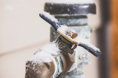 Estä vesiputkien jäätyminen rakennuksessa: 7 tärkeää ohjetta