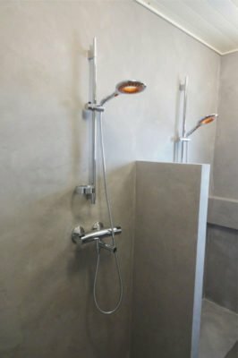 Mikrosementin ominaisuudet sopivat hyvin kylpyhuoneeseen.