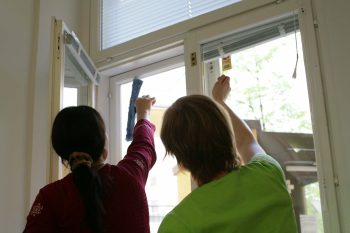 Ikkunanpesu aloittaa kevätsiivouksen – lue vinkit ikkunanpesuun