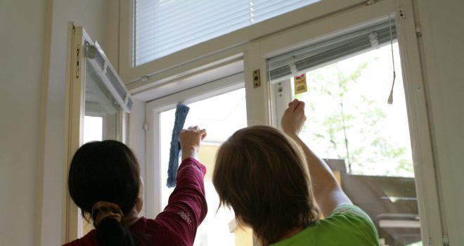 Ikkunanpesu aloittaa kevätsiivouksen – lue vinkit ikkunanpesuun