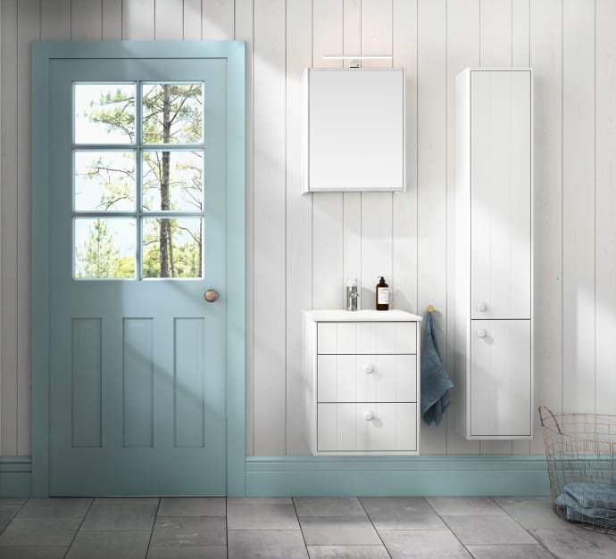 Moderni, valkoinen kylpyhuone suomalaisten mieleen