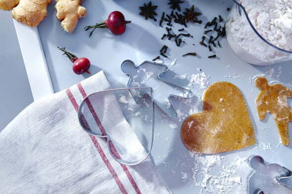 web_lifestyle-gastromax-cookie-cutters-heart-man-1