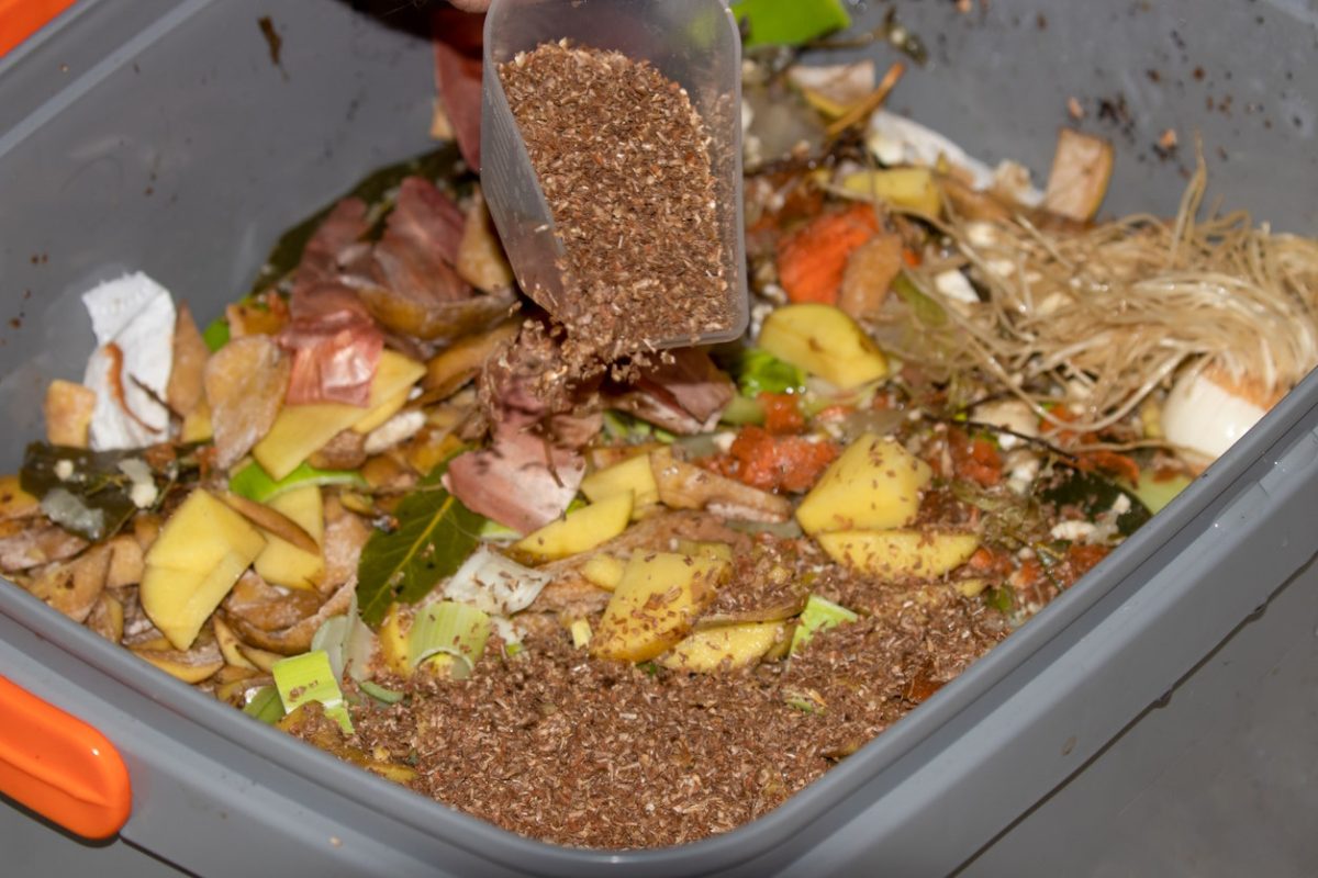 Kompostointi talvella onnistuu myös, kunhan kompostiin lisää kompostijätettä ja kuiviketta säännöllisesti viikoittain.