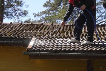Sammaleen poisto katolta lisää katon käyttöikää.