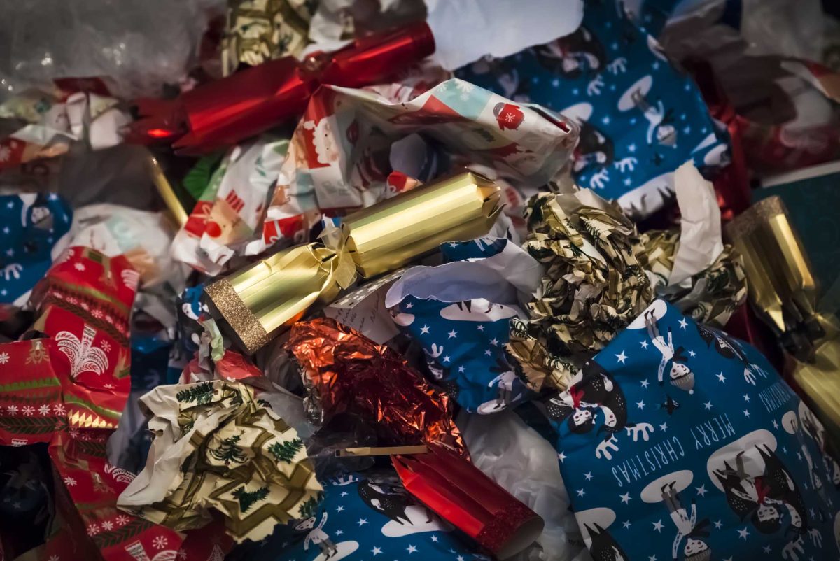 Joululahjojen kiiltävät käärepaperit kuuluvat polttokelpoisen jätteen astiaan, eivät paperinkeräykseen.