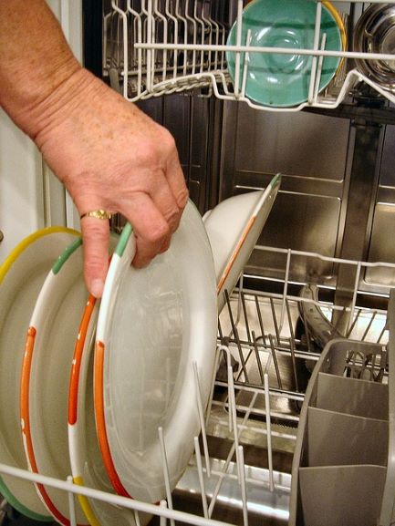Astianpesukoneeseen ei kannata laittaa koristeellisia astioita, mikäli ne eivät ole konepesunkestäviä.
