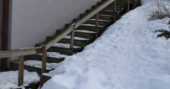pihan portaat lumessa jutussa kevättarkastus