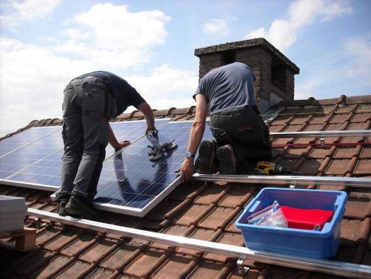 Aurinkopaneelit omakotitaloon - katolla paneelit kannattaa suunnata etelään.