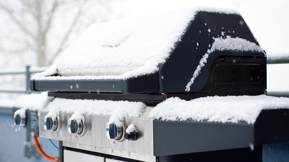 Sähkökatkoihin varatuminen voi tarkoittaa grillin kaivamista lumesta.