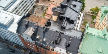 Ylhäältäpäin kuvattu kerrostalon katto, joka on pinnoitettu kestämään sään vaikutuksia.