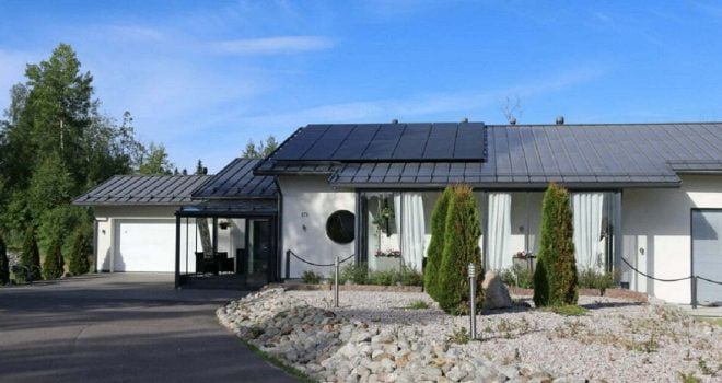 Aurinkopaneelit katolla ja kattohuolto tehty valkoisessa talossa