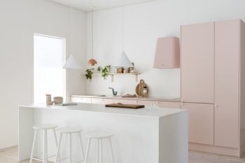 Keittiöremontti - roosa keittiökaapistojen värinä