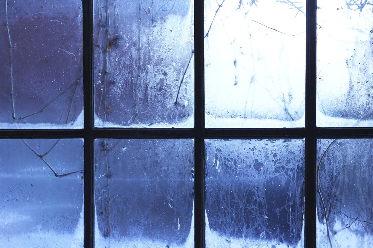 Ikkunoiden huurtuminen: Vanhat tai huonosti eristetyt ikkunat ovat alttiimpia huurtumiselle, koska ne eivät pidä kylmää ulkoilmaa tehokkaasti erillään sisäilmasta.