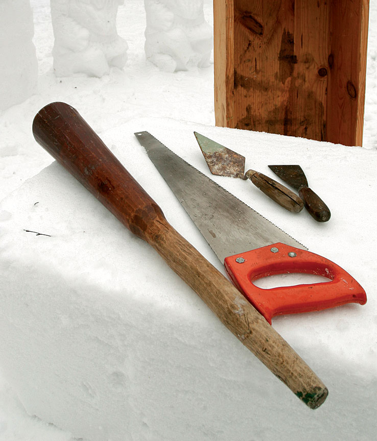 Lumityökaluiksi kelpaavat monet kodin työkalut. Keittiöstä kannattaa ottaa survimen lisäksi kokeiltavaksi ainakin veitsiä sekä omenapora.