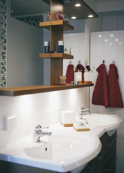 Svedbergsin tyylikäs lavuaaritaso ja peili tuovat kylpyhuoneeseen tuulahduksen ylellisyyttä.