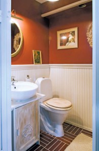 Gustavsbergin wc-istuin on normaalia korkeampi.