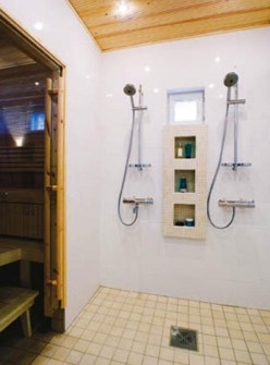 Näyttävä yksityiskohta pesuhuoneessa on mosaiikkilaatoilla päällystetty syvennys suihkuja kylpytarvikkeille.
