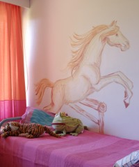 Emmin huoneen seinää koristaa hevonen