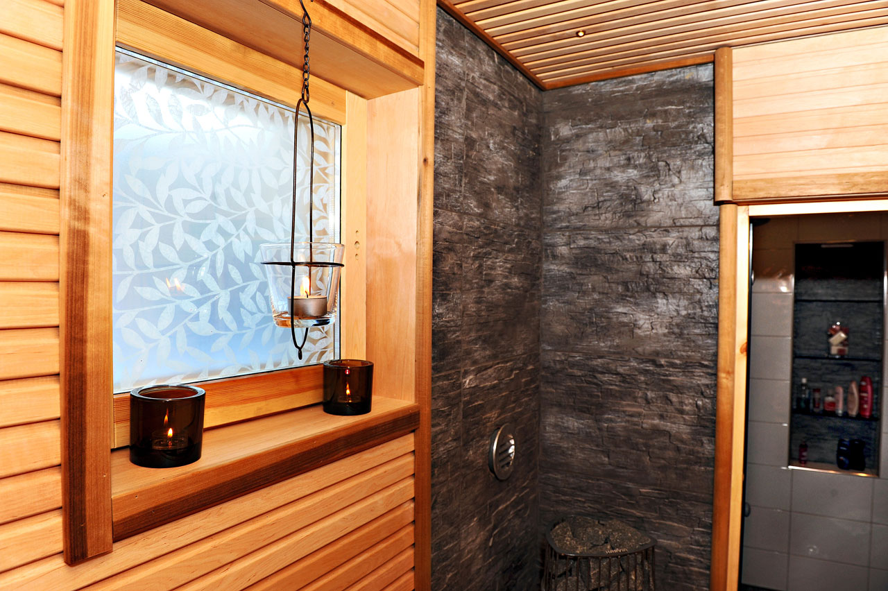 Kontaktimuovi saunan ikkunassa on kekseliäs ja tyylikäs valoa läpäisevä näkösuoja. 