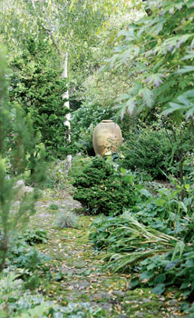 Taiteilija Monica Youngin suunnittelema saviuurna on puutarhan tärkein katseenvangitsija.