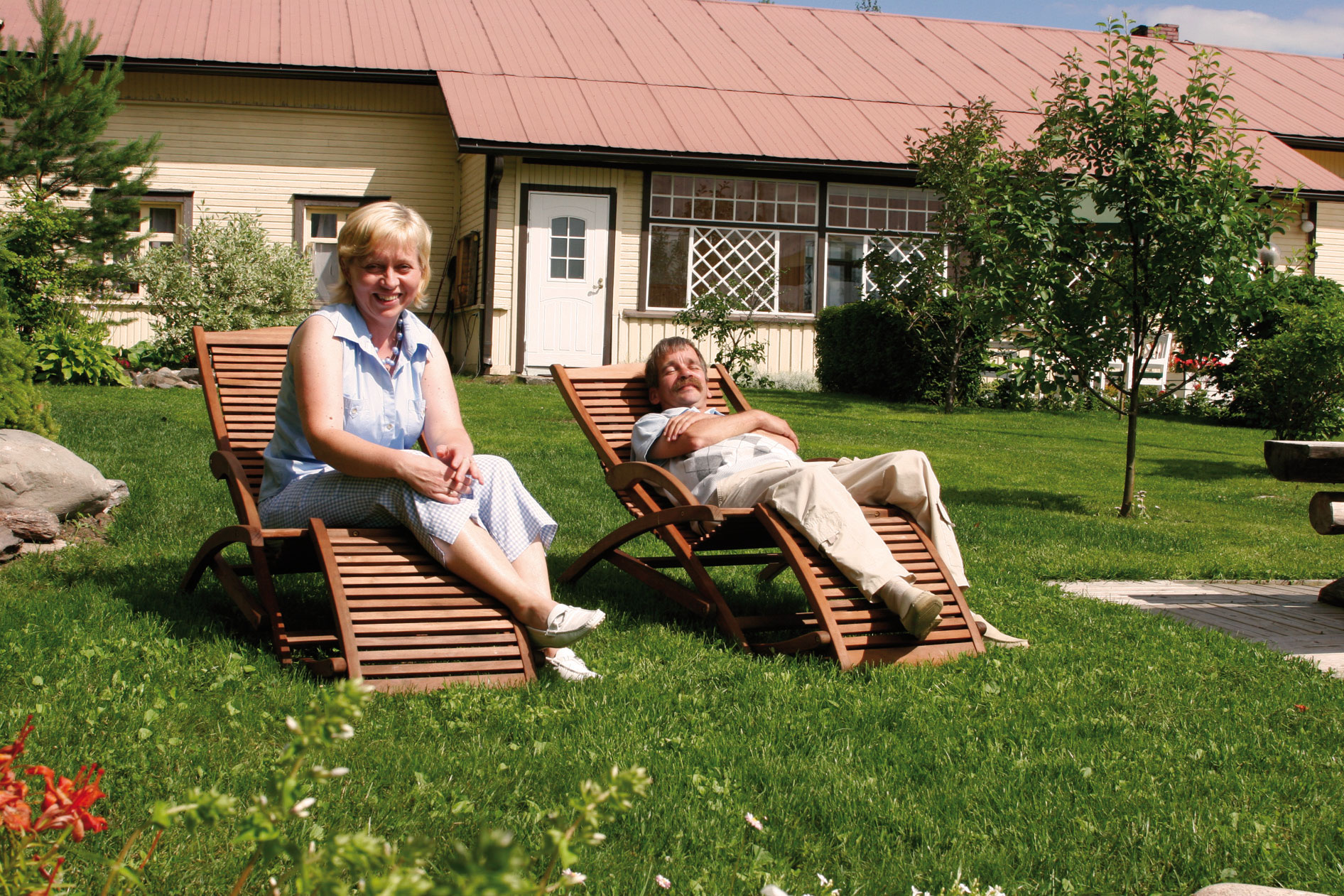 Hannolan marjatilan isäntäpari Margareta ja Juuso Jäntti nauttivat valoisassa puutarhassaan oleskelusta. 
