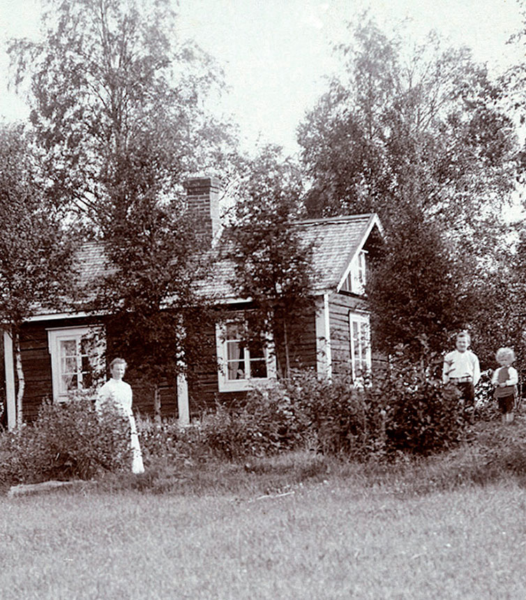 Muonamiehen hirsimökistä tuli suvun kesäpaikka vuonna 1911. Myöhemmin mökkiä laajennettiin ja se sai pintaansa pystylaudoituksen.  